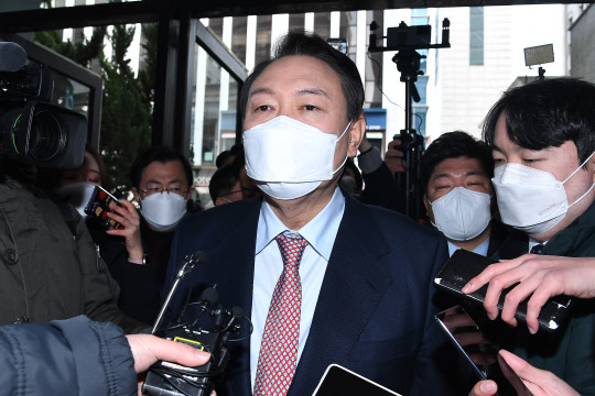 국민의힘 윤석열 대선 후보가 5일 오전 쇄신안을 발표하기 위해 서울 여의도 당사로 들어서며 취재진의 질문을 받고 있다.  [국회사진기자단]